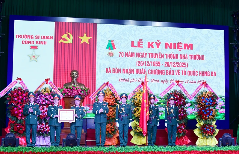 Trường Sĩ quan Công binh đón nhận Huân chương Bảo vệ Tổ quốc hạng Ba 