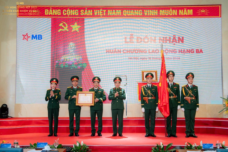 MB đón nhận Huân chương Lao động Hạng Ba