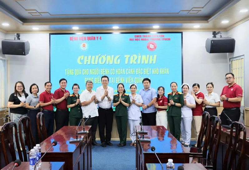 Bệnh viện Quân y 4 thăm, tặng quà bệnh nhân có hoàn cảnh khó khăn