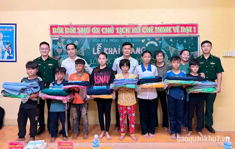 Khai giảng lớp học tình thương trên biên giới Tây Ninh
