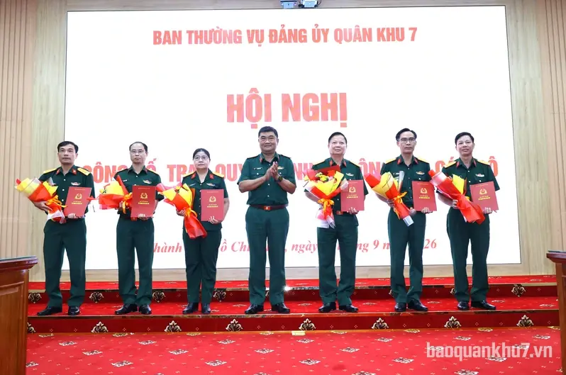 Ban Thường vụ Đảng ủy Quân khu 7 công bố, trao quyết định công tác cán bộ