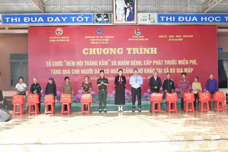Bộ CHQS thành phố Đồng Nai phối hợp tổ chức nhiều hoạt động chăm lo Nhân dân vùng biên