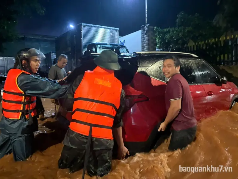 LLVT thành phố Đồng Nai khẩn trương giúp Nhân dân khắc phục hậu quả mưa lớn, ngập lụt