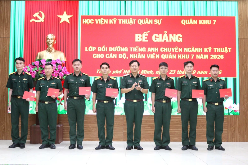 Bế giảng lớp bồi dưỡng tiếng Anh chuyên ngành kỹ thuật năm 2026
