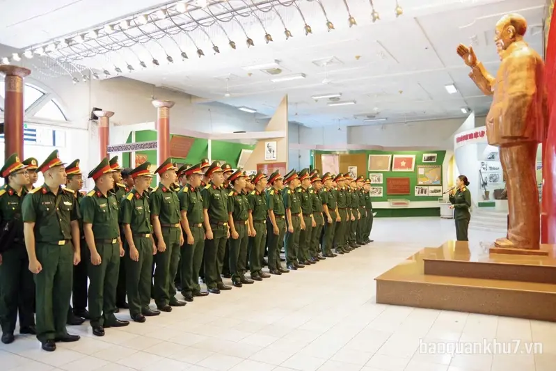 Học viên tốt nghiệp các học viện, nhà trường Quân đội tìm hiểu truyền thống LLVT Quân khu 7