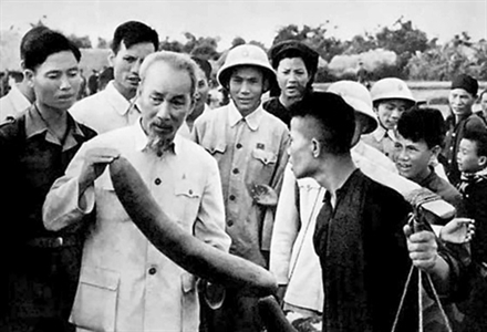 Lời Bác Hồ dạy ngày này năm xưa: Cán bộ cần hoan nghênh ý kiến và những lời phê bình của dân, để sửa chữa sai lầm