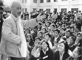 Lời Bác Hồ dạy ngày này năm xưa: “Học ở trường, học ở sách vở, học lẫn nhau và học nhân dân, không học nhân dân là một thiếu sót rất lớn”