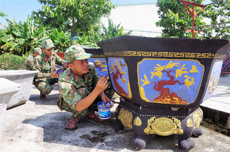 Góp sức làm đẹp doanh trại