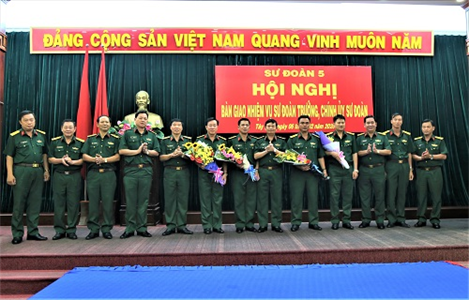 Bàn giao chức trách, nhiệm vụ Sư đoàn trưởng, Chính ủy Sư đoàn 5 – Quân khu 7