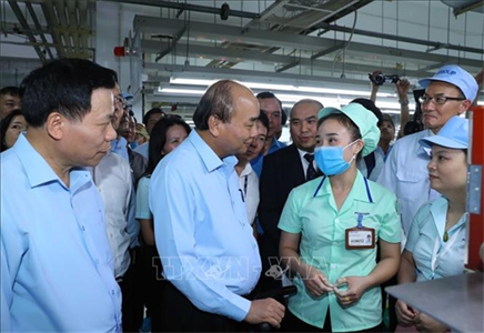 Thủ tướng Nguyễn Xuân Phúc thăm hỏi công nhân, người lao động