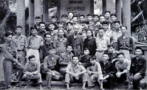 Hồ Chí Minh - tấm gương thi đua yêu nước trong sáng, mẫu mực