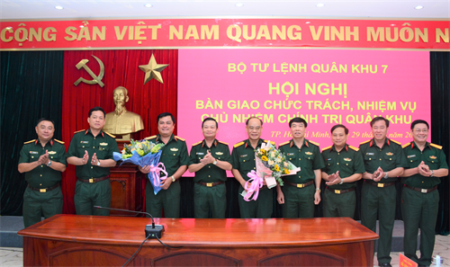 Đại tá Hoàng Đình Chung nhận nhiệm vụ Chủ nhiệm Chính trị Quân khu