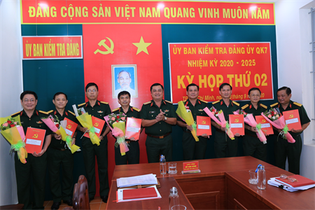 Ủy ban Kiểm tra Đảng ủy Quân khu trao quyết định chuẩn y và các chức danh nhiệm kỳ 2020-2025