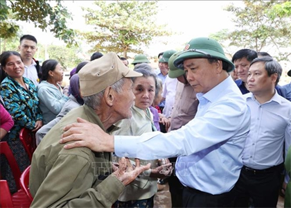 Thủ tướng Nguyễn Xuân Phúc: Cả hệ thống chính trị vào cuộc khắc phục hậu quả mưa lũ cùng các tỉnh miền Trung