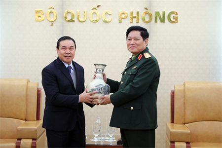 Bộ trưởng Ngô Xuân Lịch tiếp Đại sứ đặc mệnh toàn quyền nước CHDCND Lào tại Việt Nam