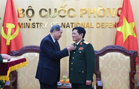 Trao Kỷ niệm chương “Vì nạn nhân chất độc da cam” tặng Đại tướng Ngô Xuân Lịch