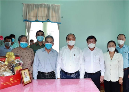 Chủ tịch nước Nguyễn Xuân Phúc thăm, tặng quà gia đình chính sách tại TP Hồ Chí Minh