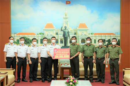 Tổng Công ty Tân cảng Sài Gòn hỗ trợ Công an TPHCM kinh phí phòng, chống dịch