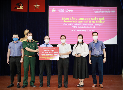 MB phối hợp với Viettel Post trao tặng 100.000 phần quà tới người dân TP.HCM.
