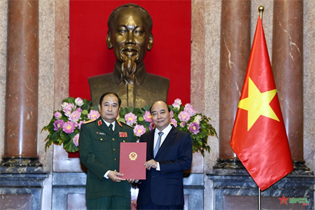 Chủ tịch nước trao quyết định thăng quân hàm Thượng tướng đối với đồng chí Phùng Sĩ Tấn