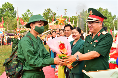 Thiếu tướng Du Trường Giang động viên thanh niên huyện Hớn Quản lên đường tòng quân