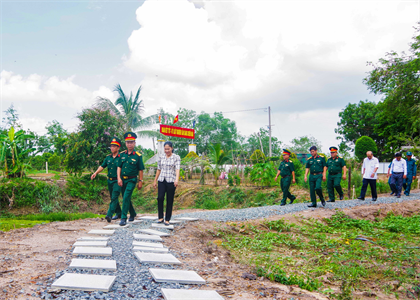 Chính ủy Bộ CHQS tỉnh Tây Ninh thăm chốt dân quân thường trực biên giới  huyện Tân Biên