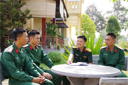 Quản lý chiến sĩ mới bằng tình thương yêu và trách nhiệm