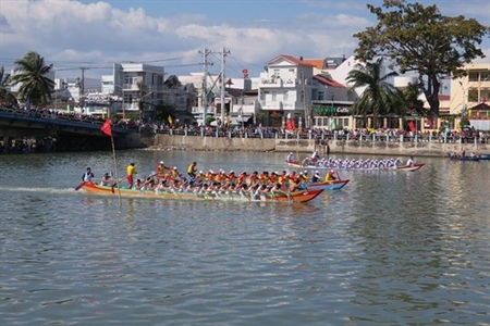 Tưng bừng hội đua thuyền truyền thống xứ biển Phan Thiết