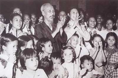 Lời Bác Hồ dạy ngày này năm xưa: Có tài phải có đức. Có tài không có đức, tham ô hủ hóa có hại cho nước. Có đức không có tài như ông bụt ngồi trong chùa, không giúp ích gì được ai