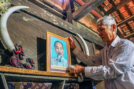 Nhìn ảnh Bác tâm mình trong sáng hơn