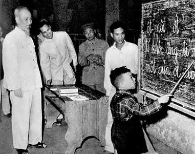 Lời Bác Hồ dạy ngày này năm xưa: Học phải đi đôi với hành, lý luận phải liên hệ với thực tế