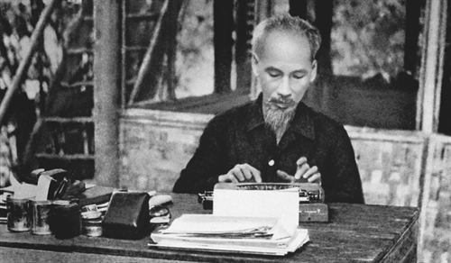 Lời Bác Hồ dạy ngày này năm xưa: Mong cán bộ ta cẩn thận từng lời nói, từng việc làm, thật thà “ba cùng”, làm đúng chính sách