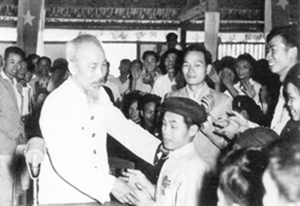 Lời Bác Hồ dạy ngày này năm xưa: Cán bộ phải thương yêu đội viên. Đối với anh em ốm yếu, thương tật, cán bộ phải trông nom, thăm hỏi