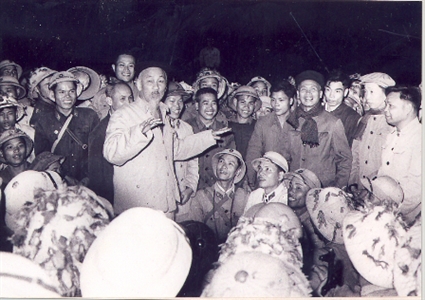 Lời Bác Hồ dạy ngày này năm xưa: "Muốn chống tham ô, lãng phí, phải chống bệnh quan liêu. Nhưng tiến hành phải có chuẩn bị, có kế hoạch, có lãnh đạo, có trọng tâm"