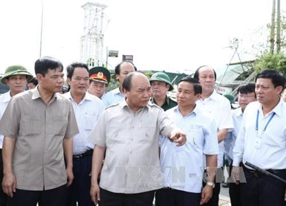 Thủ tướng Nguyễn Xuân Phúc kiểm tra công tác khắc phục hậu quả bão số 10 tại Hà Tĩnh