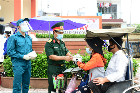Giúp dân vượt khó chống dịch